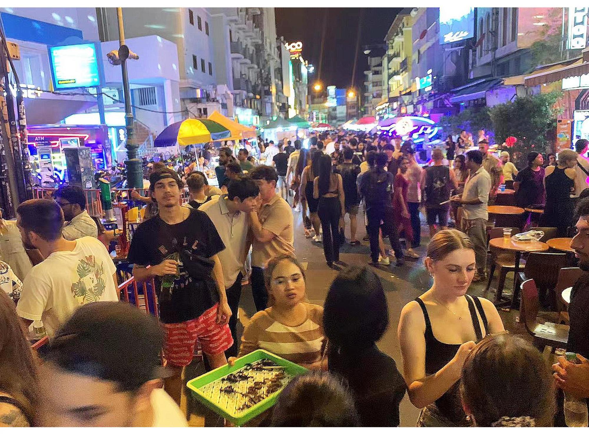 Susu Khaosan Hostel Bangkok Buitenkant foto